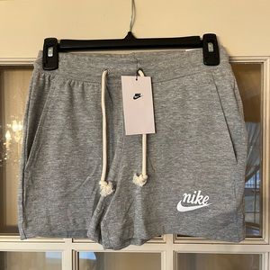 Nike women’s slim fit/ Mid Rise short XS New with tags